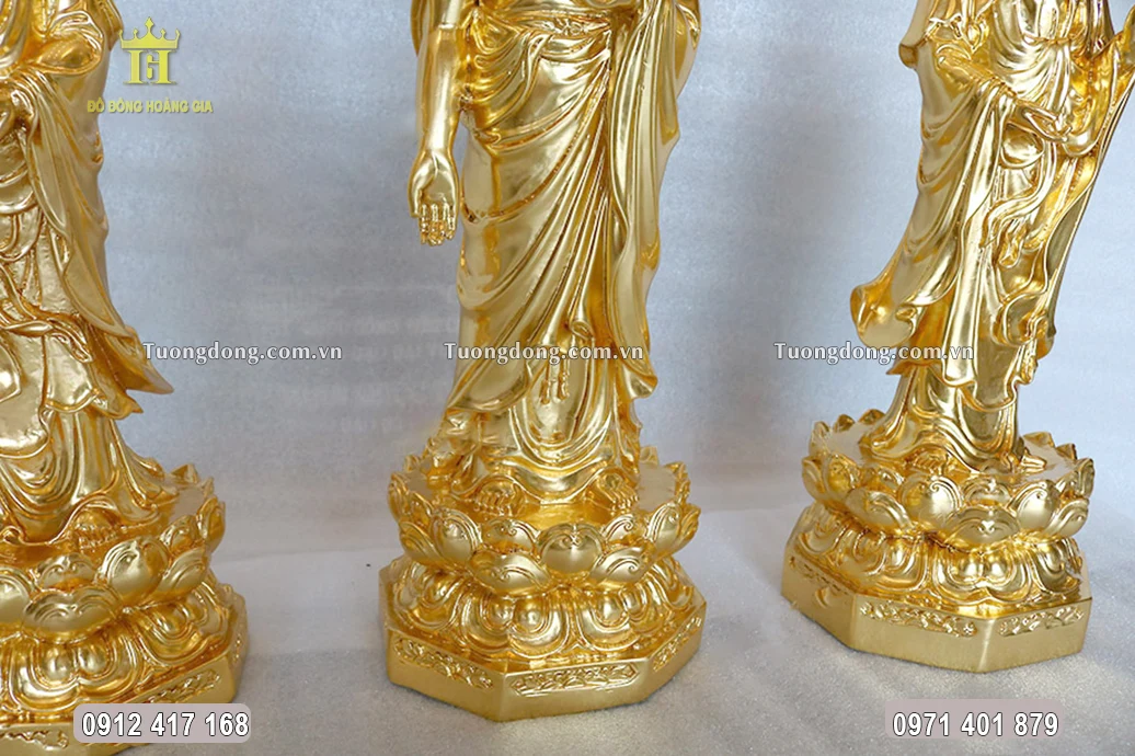 Các Ngài được đúc theo dáng đứng trên đài sen